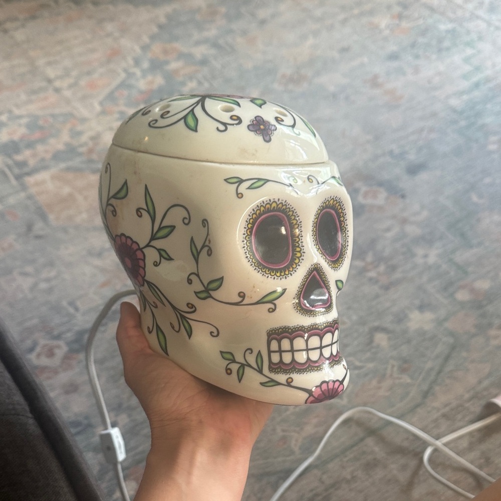 Scentsy Skull Warmer - White and Purple